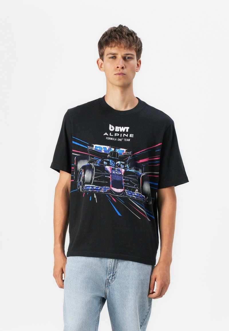 Sort bomulds T-shirt med et grafisk print af en racerbils design med blå og pink striber. Korte ærmer og rund halsudskæring.
