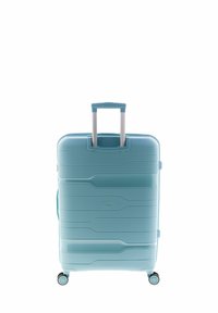 Maleta rígida de plástico de color azul claro, con un exterior texturizado, mango extensible y cuatro ruedas para facilitar la maniobrabilidad.