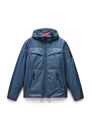 Blauwe gewatteerde jas met een capuchon, voorzien van ritszakken, aantrekkoorden aan de onderkant en een logo patch op de linker mouw. Gladde textuur.