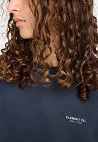 Felpa navy in cotone, con design a girocollo e stampa bianca "ELEMENT CO. SINCE 1992" sul lato sinistro del petto.