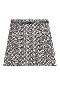 Schwarzer und weißer gemusterter Rock mit ausgestellter Silhouette, ausgestattet mit einem Taillenbund und einem schwarzen Gürtel sowie einem geometrischen Design.