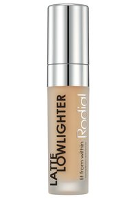 Rodial Latte Lowlighter, eine Flasche aus frosted Glas mit einer silbernen Pumpe und schwarzem Text, enthält eine hellbeige Flüssigkeit zur Verbesserung des Teints.