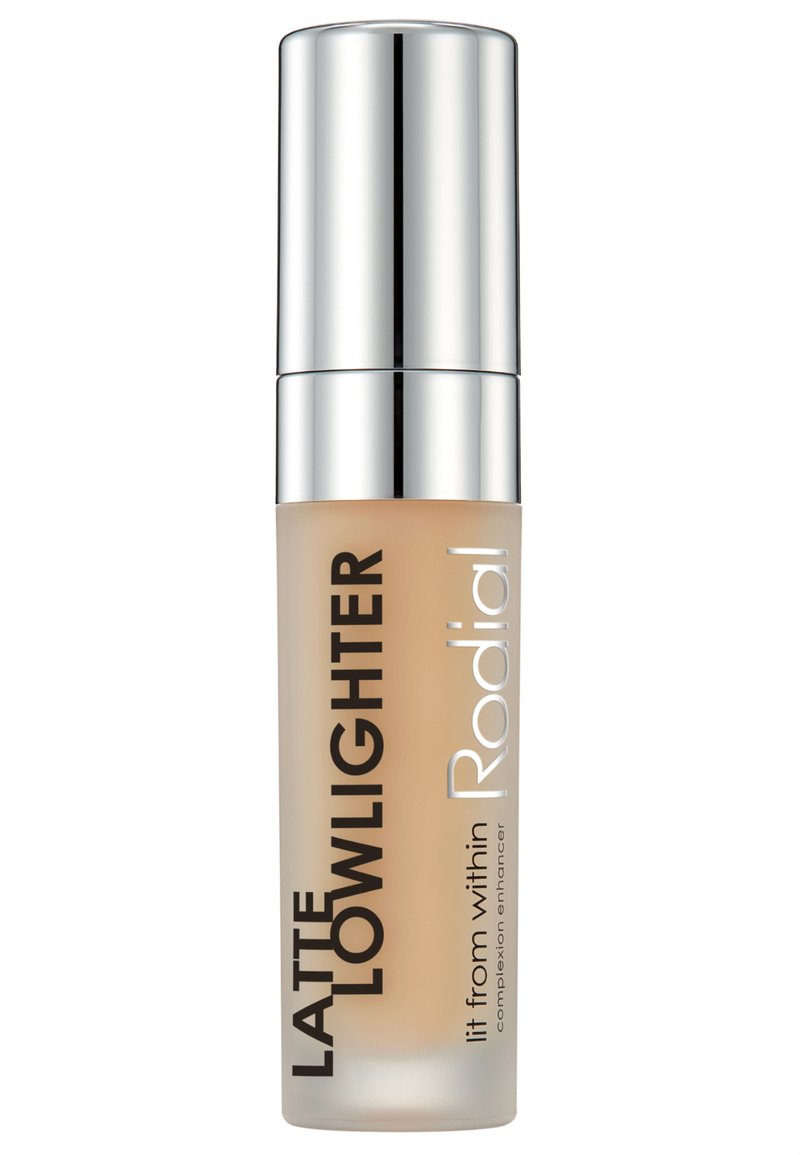 Rodial Latte Lowlighter, eine Flasche aus frosted Glas mit einer silbernen Pumpe und schwarzem Text, enthält eine hellbeige Flüssigkeit zur Verbesserung des Teints.