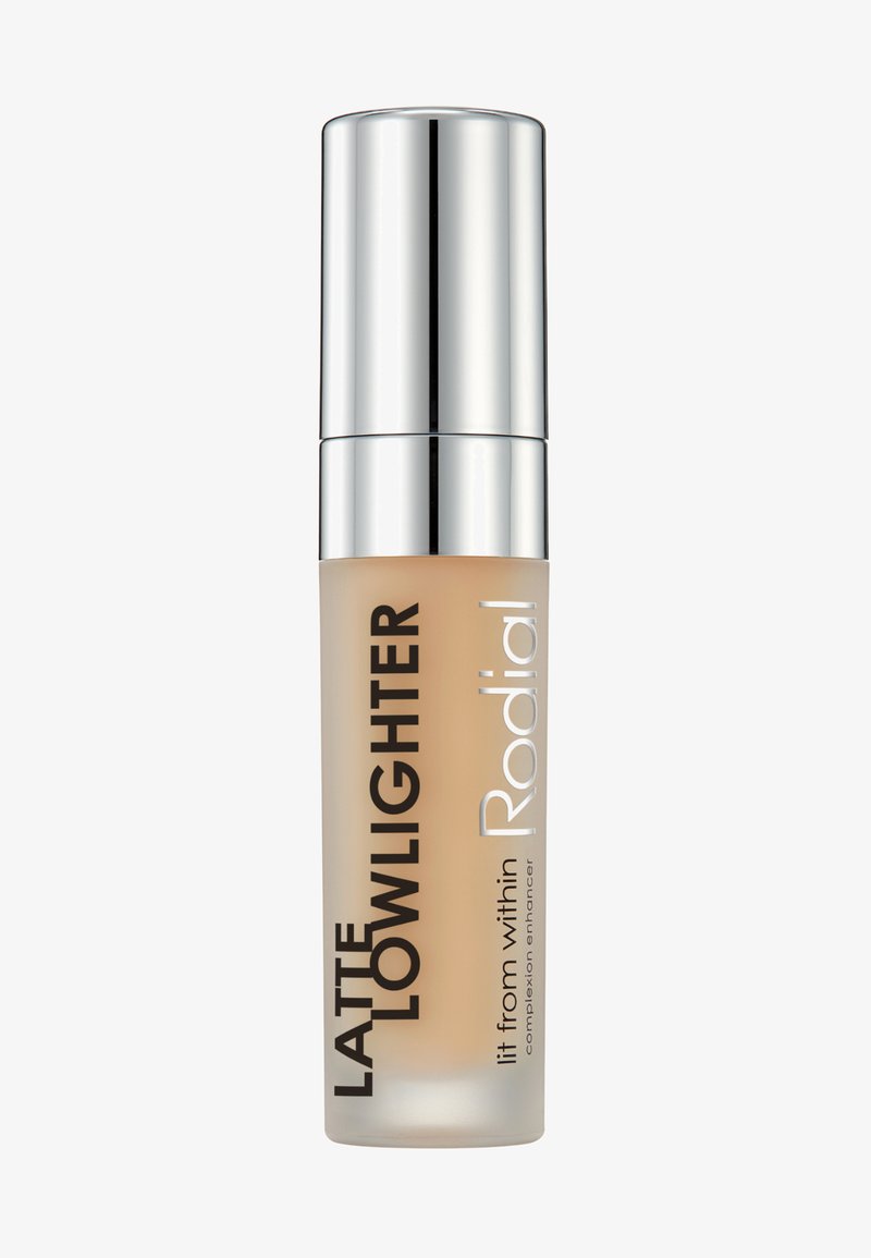 Rodial Latte Lowlighter, eine Flasche aus frosted Glas mit einer silbernen Pumpe und schwarzem Text, enthält eine hellbeige Flüssigkeit zur Verbesserung des Teints.