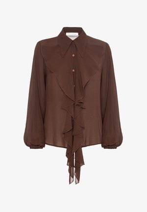 Blusa marrone a maniche lunghe realizzata in tessuto leggero, con un davanti arricciato, chiusura con bottoni e un classico colletto a punta.