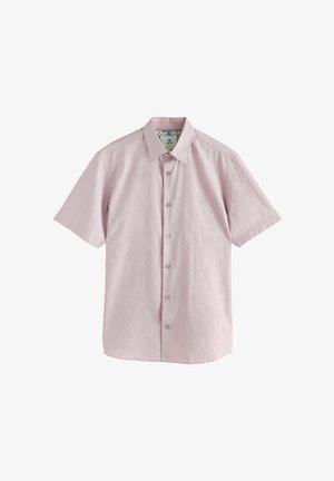 Jasnoróżowa koszula z krótkim rękawem, z kołnierzykiem, z zapięciem na guziki i gładkim, teksturowanym materiałem. Minimalistyczny design, bez wzorów.