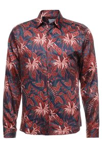 Chemise à manches longues en tissu bleu foncé avec un motif de feuilles tropicales rouges et blanches. Col classique et fermeture boutonnée à l'avant avec des boutons noirs.