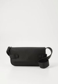 Svart skinn veske med teksturert overflate, med klaffelukking og justerbar stropp. Enkel rektangulær form, minimalistisk design.