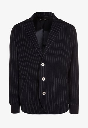 Marineblazer mit weißen Nadelstreifen, Revers mit Kerb, drei Knöpfen, zwei Fronttaschen, gerippten Bündchen und einem glatten Innenfutter.