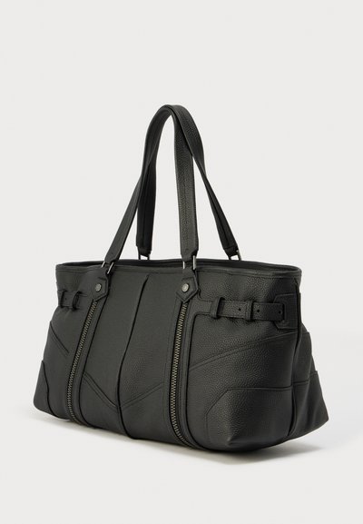 Μαύρη δερμάτινη τσάντα χειρός με υφή, διαθέτει δύο λαβές, θήκες με φερμουάρ και ραμμένα γεωμετρικά διακοσμητικά στην επιφάνεια.