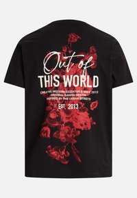 Černé bavlněné tričko s červenou květinovou grafikou a bílým textem "Out of THIS WORLD" včetně Brandingových detailů, uvolněný střih.
