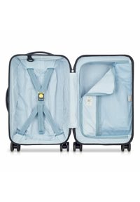 Zwarte suitcase met wielen, geopend, met een binnenkant van blauw en wit gestreepte stof, voorzien van kruisbanden voor het beveiligen van de inhoud en een ritsvak.