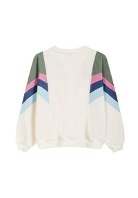 Sudadera blanca de manga larga con franjas en forma de chevron en diagonal en colores verde, rosa, azul oscuro y azul claro en los hombros.
