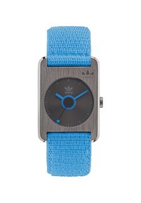 Montre rectangulaire avec un boîtier en métal gris, un cadran noir, des accents bleus et un bracelet en tissu texturé bleu. Présente un logo gravé sur le boîtier.