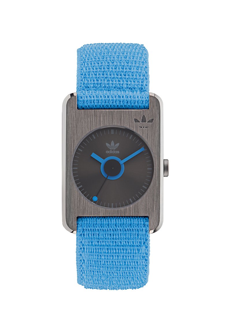 Montre rectangulaire avec un boîtier en métal gris, un cadran noir, des accents bleus et un bracelet en tissu texturé bleu. Présente un logo gravé sur le boîtier.
