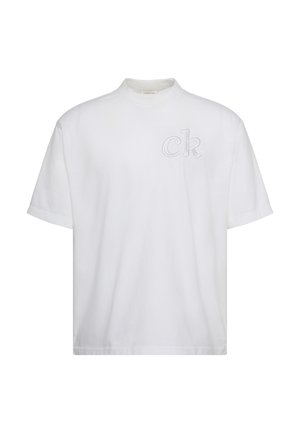 Biała koszulka z krótkim rękawem i stójką, z delikatnie wypukłym logo "ck" na lewej piersi.