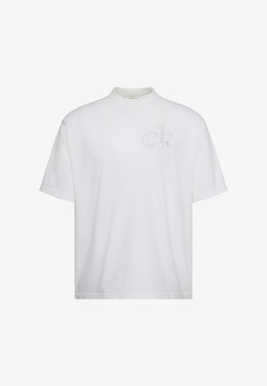Biała koszulka z krótkim rękawem i stójką, z delikatnie wypukłym logo "ck" na lewej piersi.