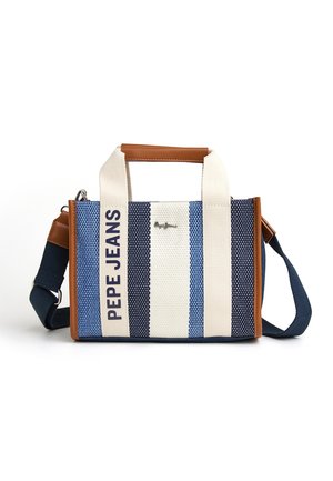 Bolsa de mano rectangular pequeña con rayas verticales azules y blancas, ribete marrón, asas blancas gruesas y "PEPE JEANS" impreso en una de las asas.