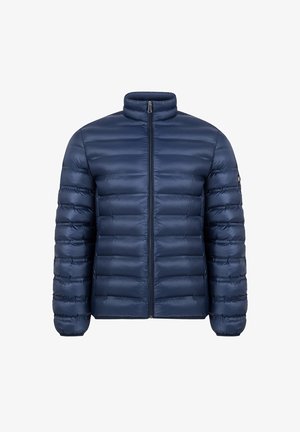 Granatowa pikowana kurtka z zamkiem z przodu, wysokim kołnierzem i elastycznymi mankietami. Projekt obejmuje poziome przeszycia dla izolacji.