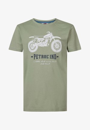 T-shirt z krótkim rękawem w kolorze oliwkowozielonym. Posiada biały nadruk z motocyklowym grafiką, tekst "PETROL IND" oraz granatowe akcenty. Wygodne dopasowanie.