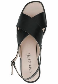 Černá kožená sandál s křížovými popruhy, otevřenou špičkou a měkkou stélkou. Obsahuje stříbrné logo na stélce a nastavitelný pásek na kotníku.