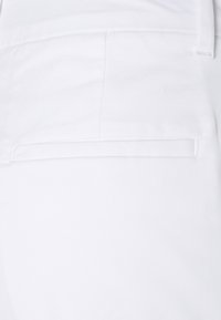 Vita bomullsbyxor med en slät yta och en ren, skräddarsydd design. Inkluderar en enkel bakficka med en viktsöm-detalj.