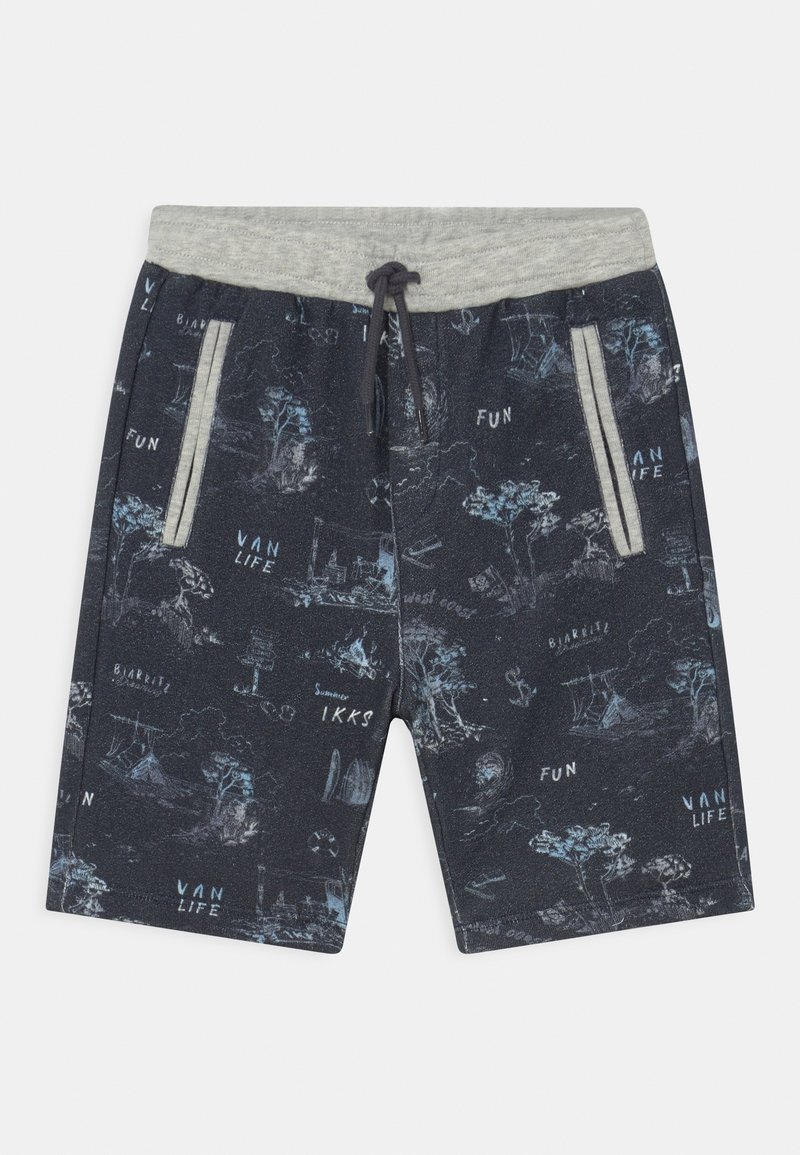 Shorts pour enfants bleu foncé avec taille et poches gris clair, comportant des imprimés sur le thème de la nature et des activités en plein air ainsi que des mots comme « FUN » et « VAN LIFE ».