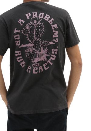 Hombre con camiseta negra con gráfico de cactus púrpura y texto "¿Tienes un problema? Abraza un cactus." en la espalda.