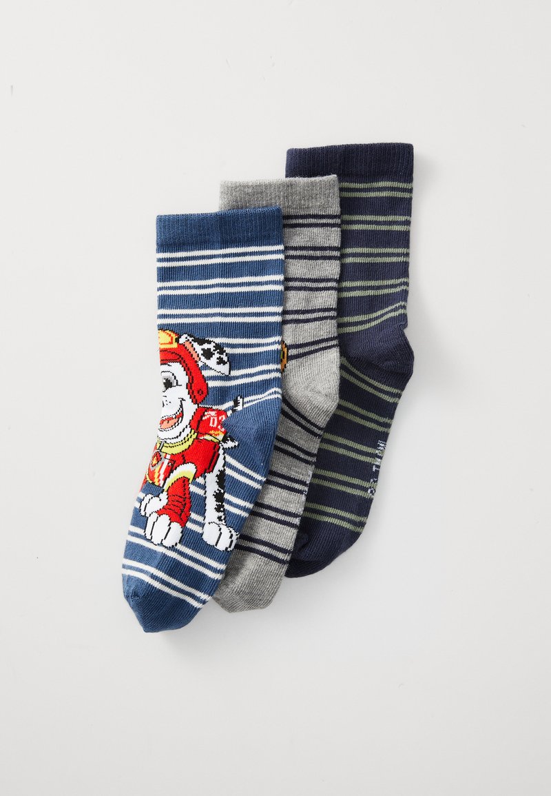 Τρία ζευγάρια από βαμβακερές κάλτσες: μπλε με ρίγες και μια καρτούν σκυλάκι, γκρι με λεπτές ρίγες, και ναυτικό με πράσινες ρίγες.