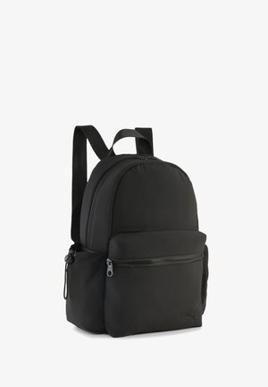 Czarny plecak z nylonu z zaokrąglonym wierzchem, regulowanymi paskami, przednią kieszenią na suwak i logo z boku. Gładka tekstura, minimalistyczny design.