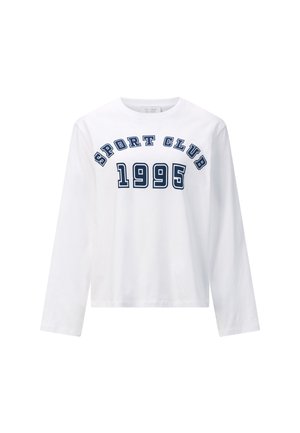Camiseta de manga larga blanca de algodón. Presenta un gráfico azul "SPORT CLUB 1995" en letras gruesas en el pecho. Cuello redondo clásico.