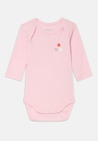 Langermet rosa body laget av myk bomull med tre små hjerteapplikasjoner i rødt, hvitt og lilla på øvre venstre bryst. Trykknapper nederst.