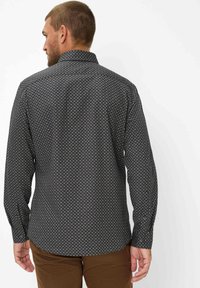 Langarmhemd in Dunkelgrau mit geometrischem Muster, ausgestattet mit klassischem Kragen und geknöpften Manschetten, gefertigt aus leichtem Stoff.