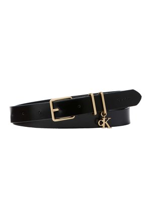 Czarny skórzany pasek ze złotą klamrą i dwoma pętlami, z złotym zawieszonym znakiem "ck" oraz tłoczonym logo Calvin Klein w pobliżu zakończenia w kształcie grotu.