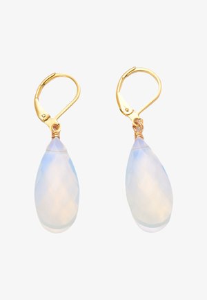 Goldfarbene Klappohrringe mit klaren Tropfensteinen, deren facettierte Oberfläche das Licht mit einem sanften blauen Schimmer reflektiert.