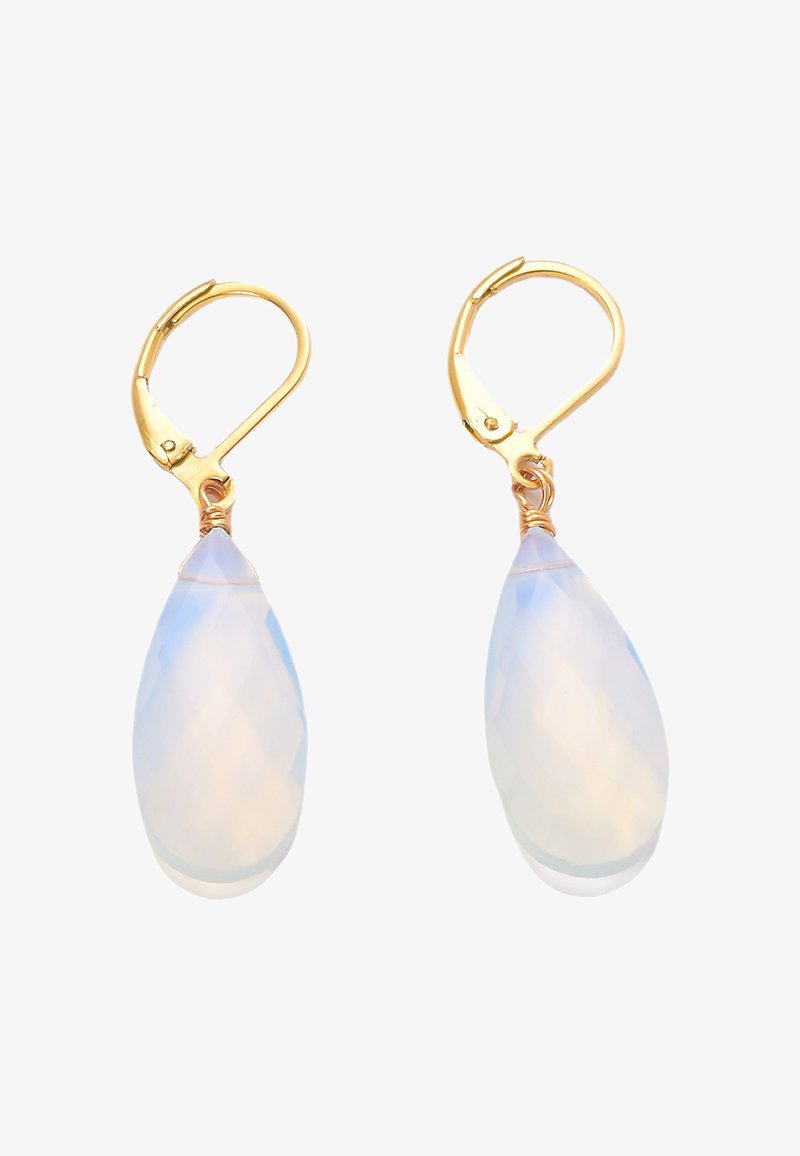 Auksinės spalvos kabučiai su skaidriais ašarų formos akmenimis, turinčiais facetuotą paviršių, atspindi šviesą švelniai mėlynu atspalviu.