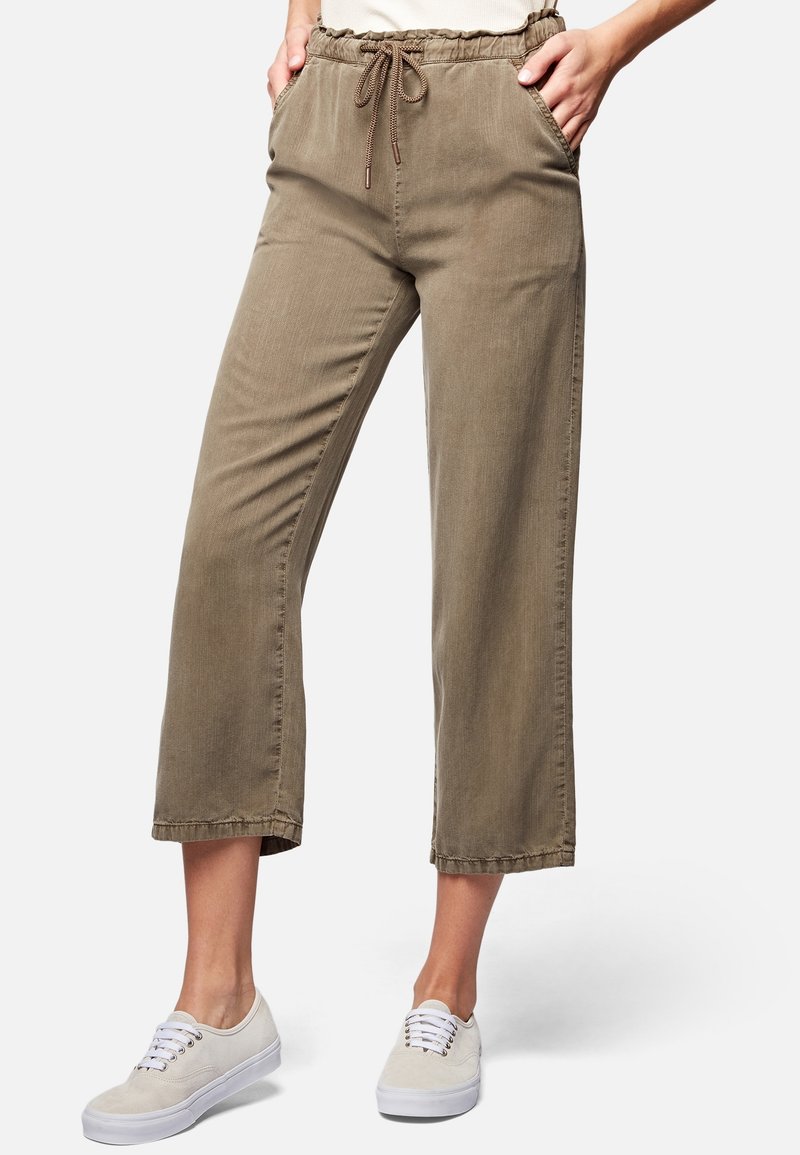 Pantalon court vert olive en mélange de coton doux, doté d'une taille élastique avec cordon de serrage, de poches latérales et d'une coupe décontractée.