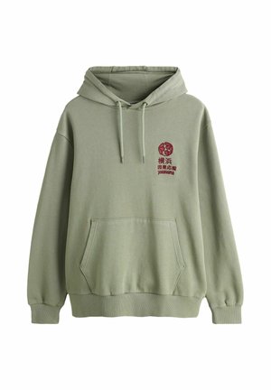 Sweat à capuche vert clair avec poche avant et caractères japonais rouges ainsi qu'un motif circulaire sur le côté gauche de la poitrine.