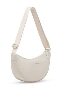 Bolso de hombro beige con forma de media luna, con correa ajustable y cierre de cremallera, con pequeño logo "KAPTEN & SON" en la parte delantera.