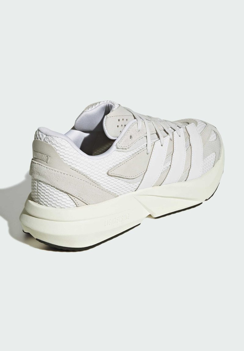 Leichte Sneakers mit einem weißen Mesh-Obermaterial, grauen Wildlederakzenten und drei weißen Seitenstreifen. Dicke, cremefarbene Sohle mit strukturierten Details.
