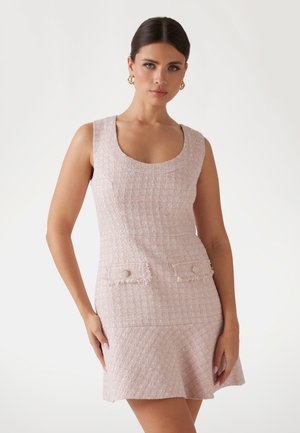 Rosa tweed-Kleid mit tailliertem Oberteil, Rundhalsausschnitt, zwei vorderen Taschen und fransigen Kanten. Der ausgestellt Saum verleiht einen verspielten Akzent.
