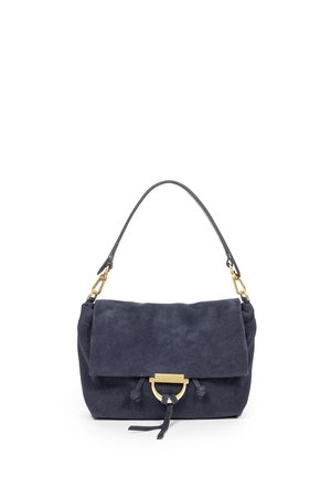 Ciemnoniebieska zamszowa torba na ramię z klapką, złotym zapięciem z detalem w kształcie pętli oraz pojedynczym czarnym skórzanym paskiem na ramię.