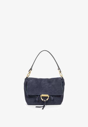 Ciemnoniebieska zamszowa torba na ramię z klapką, złotym zapięciem z detalem w kształcie pętli oraz pojedynczym czarnym skórzanym paskiem na ramię.