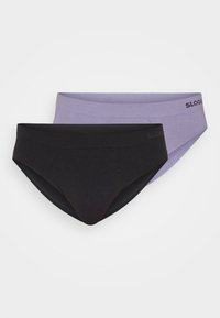 Zwei Paar Sloggi Slips: ein schwarzes, ein helllila. Aus weichem Stoff gefertigt, mit einem glatten Bündchen und einem Logo-Detail.