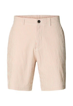 Shorts légers à rayures verticales roses et blanches, dotés d'une fermeture à bouton, de poches latérales et d'un tissu légèrement texturé.