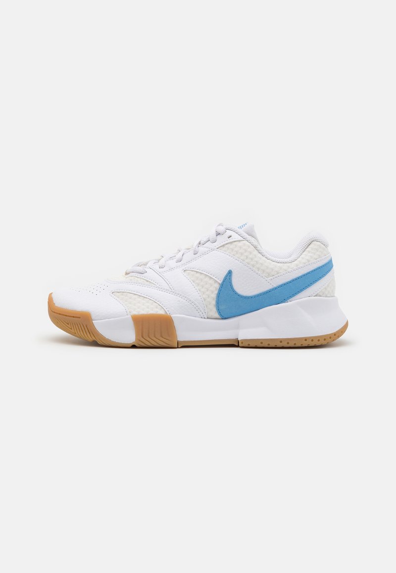 Nike Performance COURT LITE 4  - Tennissko til multicourt - white/light blue/sail/light brown
