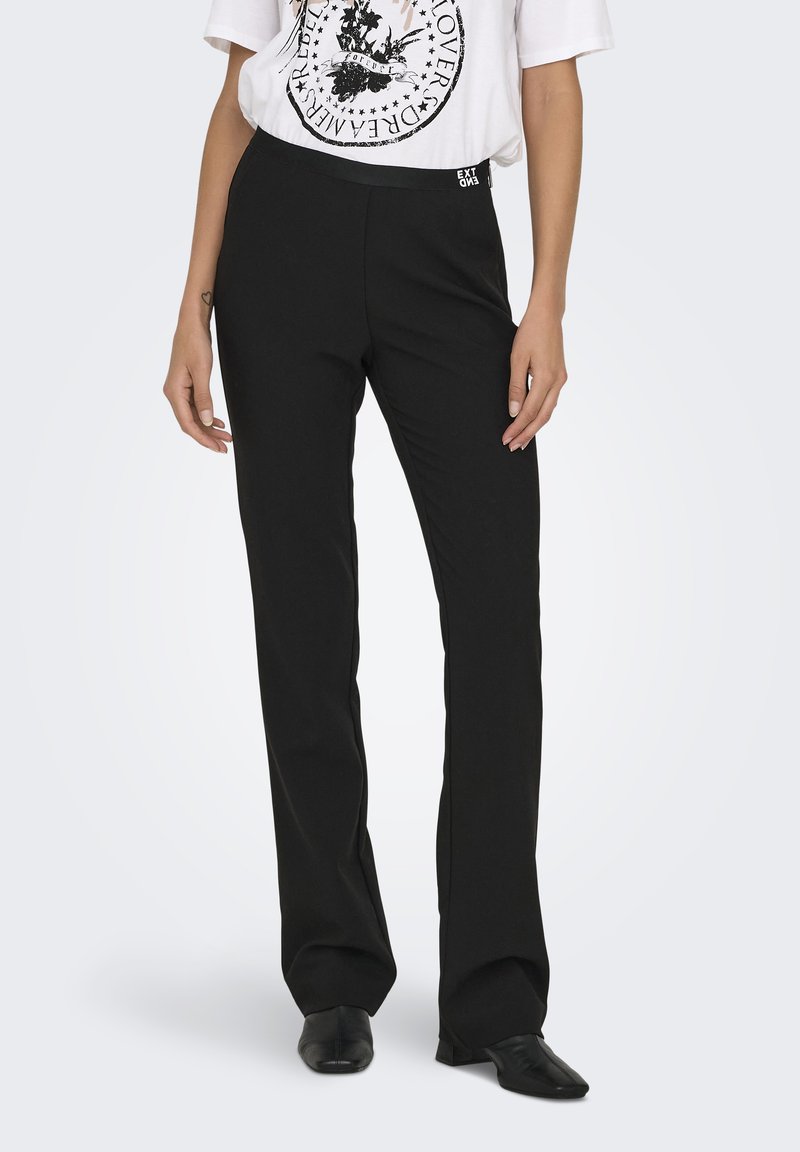 Zwarte, rechte broek met een elastische tailleband, gemaakt van een zachte stof. Bevat een klein logo etiket op de tailleband.