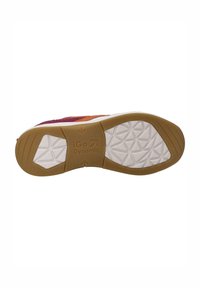 Schuhsohle mit einem strukturierten Design; verfügt über eine weiße Zwischensohle und eine braune Gummisohle mit geometrischem Muster. Akzentuiert mit lebhaften Farben.
