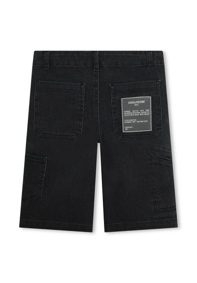 Shorts en denim noir avec une coupe décontractée, dotés de deux poches arrière, d'une poche utilitaire sur le côté et d'une étiquette de soin à l'arrière.
