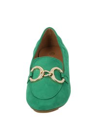 Mocasines de ante verde con punta redonda, que presentan un detalle de estribo de metal dorado en la parte superior. Talla 37 marcada en el interior.
